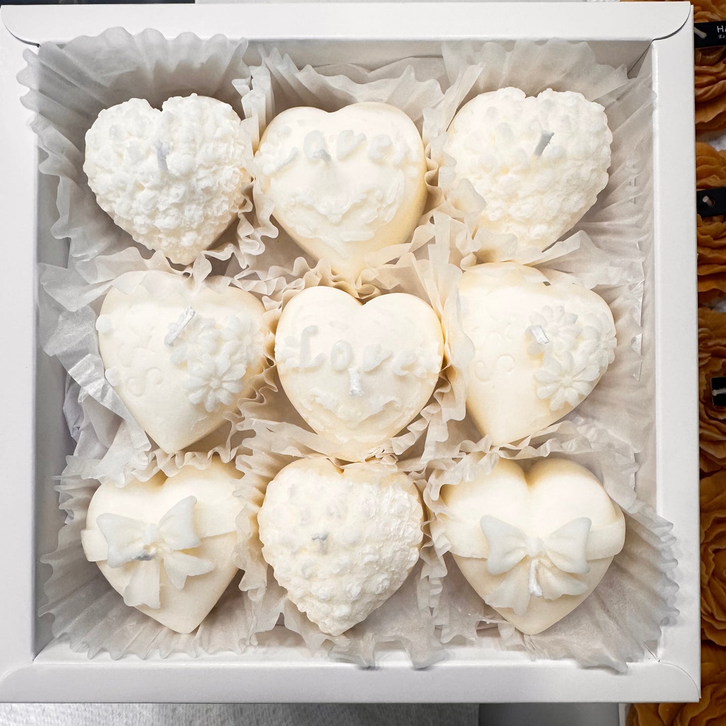 White Wick & Melt 9-Heart Gift Box — Veil Mono, clean flame then melts, 270 g.