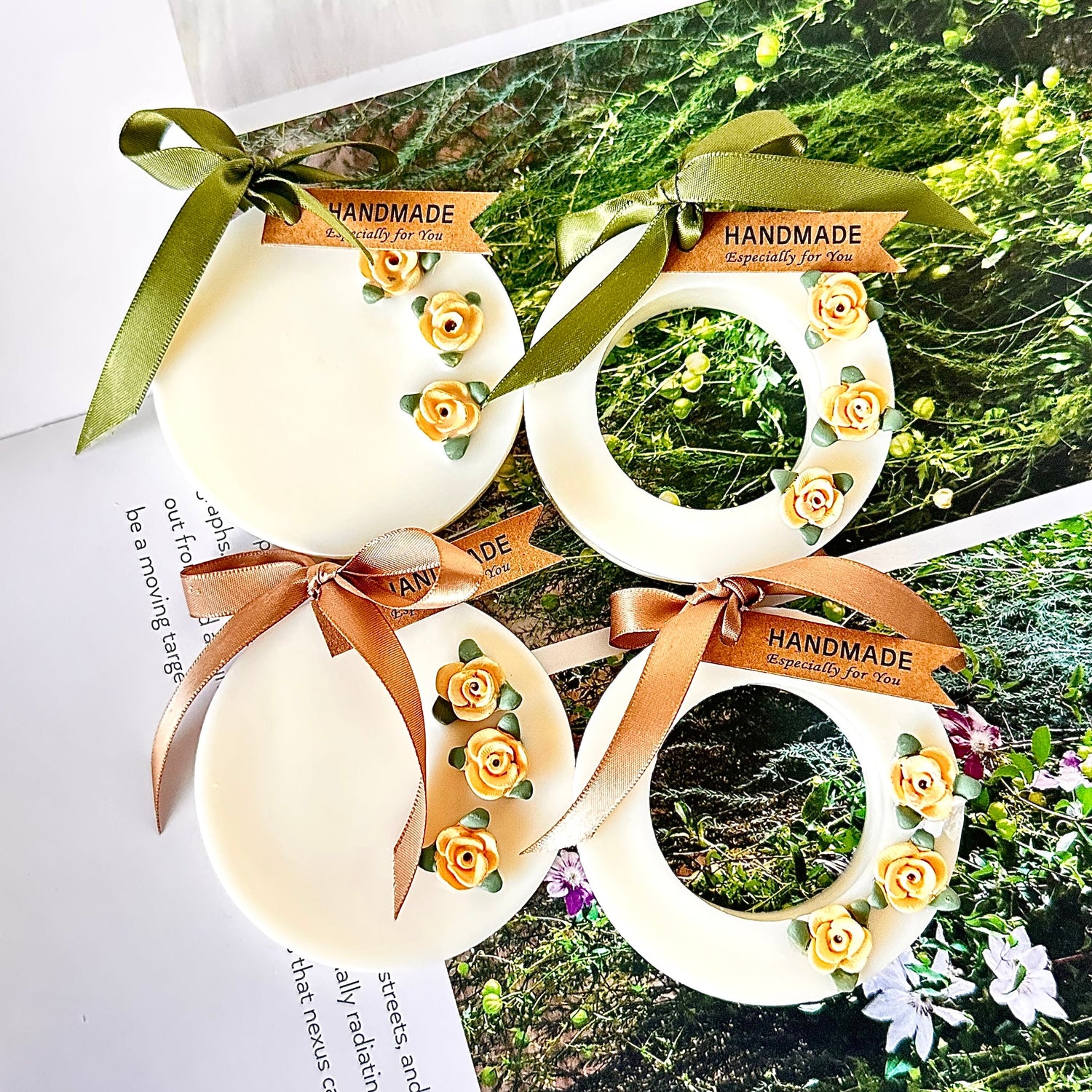 Round and ring wax sachets with mini ceramic roses, champagne and olive ribbons — ZENAURAL