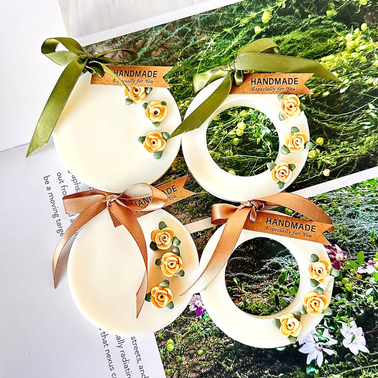 Round and ring wax sachets with mini ceramic roses, champagne and olive ribbons — ZENAURAL