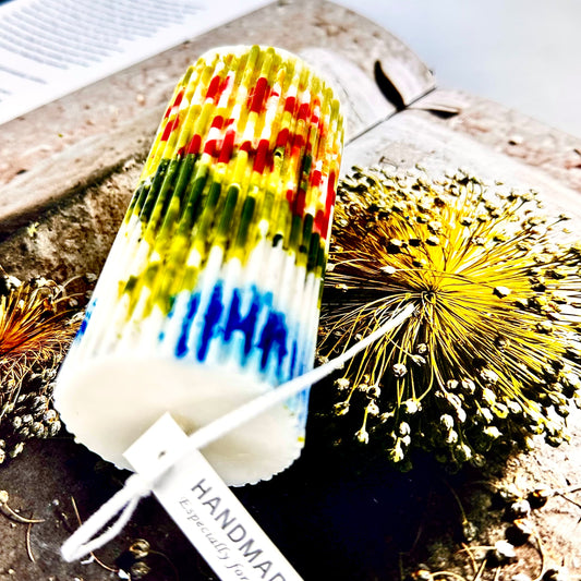 Poème en Cire — Poppy Field art pillar candle with ribbed white wax and painterly red, green, and blue strokes, handmade tag, Zenaura Studio.